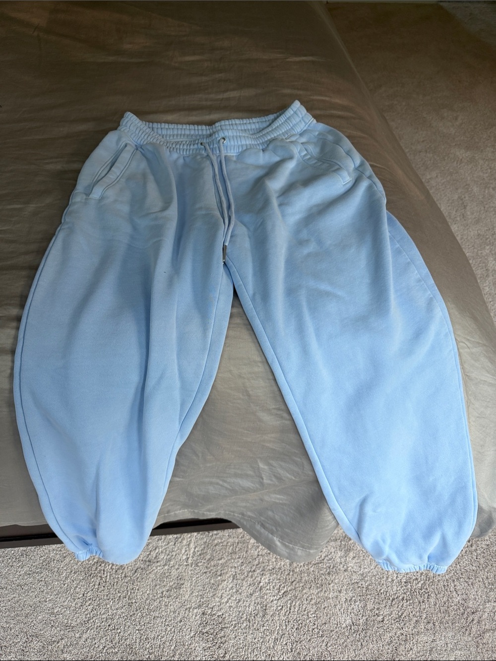Nw/oT! Women Abercrombie sweatpants. Never worn. Size Medium.